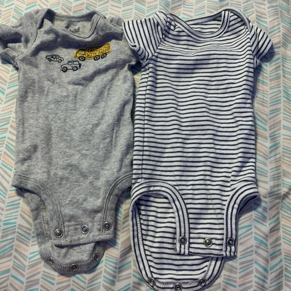 2 newborn onesies never worn - Picture 1 of 1
